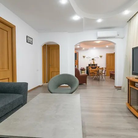 #very Spacious 2br 110 Near Old Town Apartment