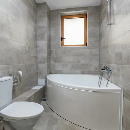 #very Spacious 2br 110 Near Old Town Apartament